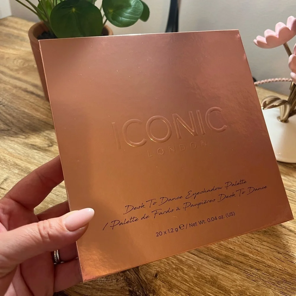 ICONIC LONDON • DESK TO DANCE • EYESHADOW PALETTE